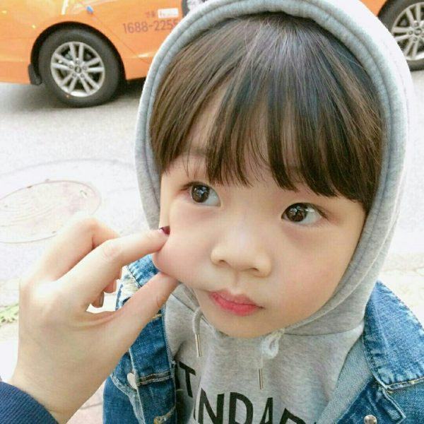 Trẻ em Hàn Quốc nhấn má
