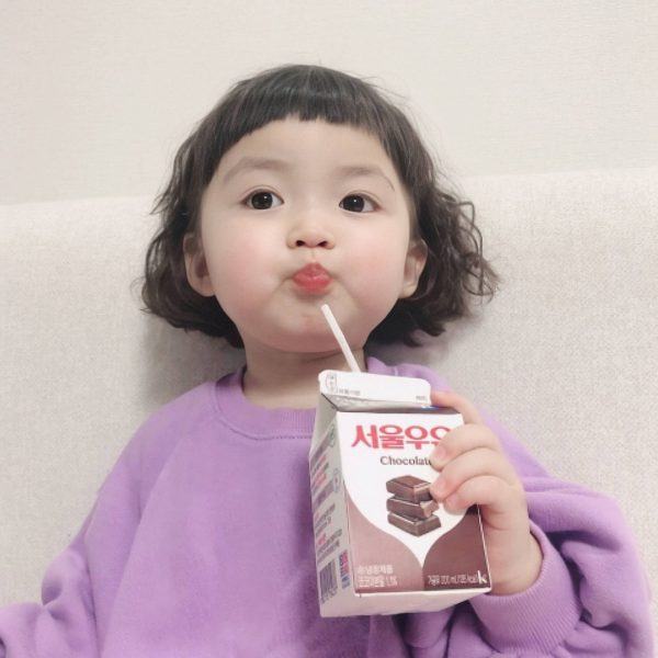 Em bé Hàn Quốc uống sữa