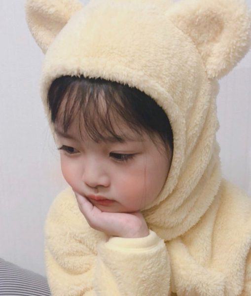 Một đứa trẻ Hàn Quốc mặc áo bông