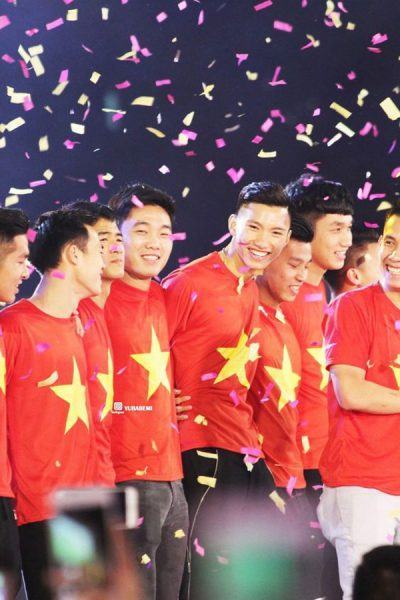 một bức ảnh chụp một nhóm người Việt Nam đang cười hạnh phúc