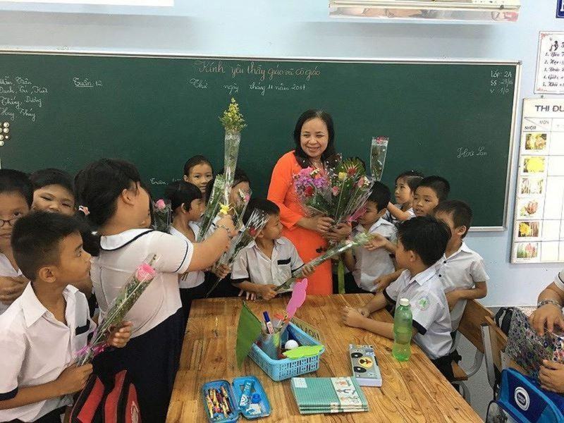 hình ảnh cô giáo nhận hoa