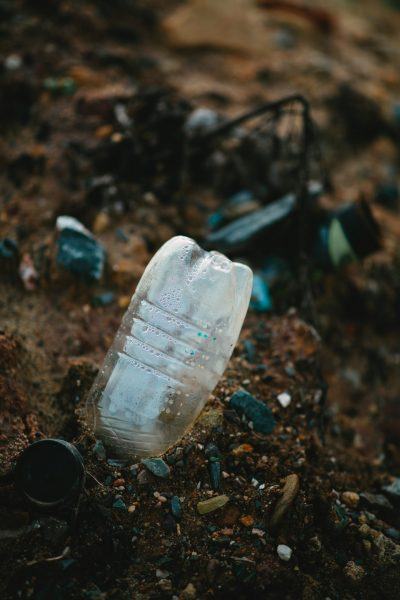 Hình ảnh ô nhiễm đất với chai nhựa