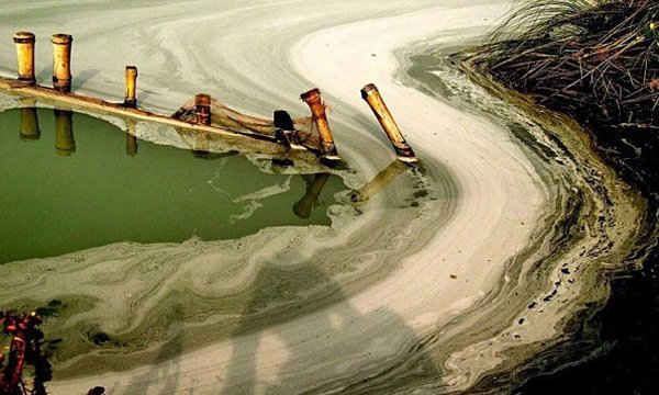 ông Ganges gần Calcutta, Ấn Độ bị ô nhiễm nghiêm trọng bởi các chất thải công nghiệp độc hại.