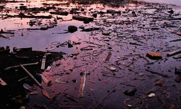Hình ảnh mặt trời lặn trên dòng sông Tarcoles, Costa Rica bị ô nhiễm do quá trình xả chất thải rắn cùng nước thải sinh hoạt của người dân khu vực đô thị lớn San José.