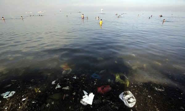 Vịnh Manila ô nhiễm của Philippines hằng ngày vẫn thu hút rất nhiều người đến tắm và bơi lội.