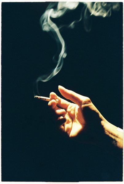 một hình ảnh của một điếu thuốc màu đen trong nền