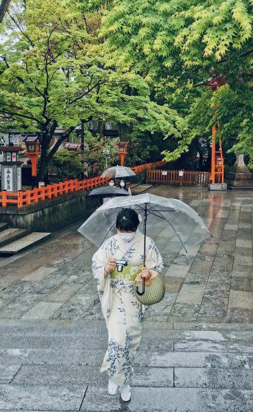 Cô gái Nhật Bản cầm ô