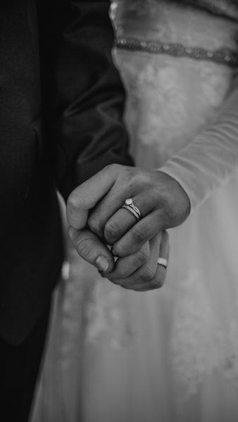 nắm tay trong ngày cưới