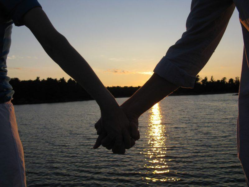 một bức ảnh hoàng hôn lãng mạn nắm tay nhau