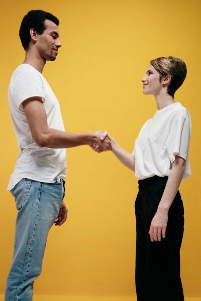 hình ảnh của một người đàn ông và một người phụ nữ nắm tay nhau