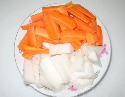 Chuẩn bị cà rốt và củ cải