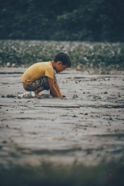 hình ảnh trẻ em chơi trong bùn