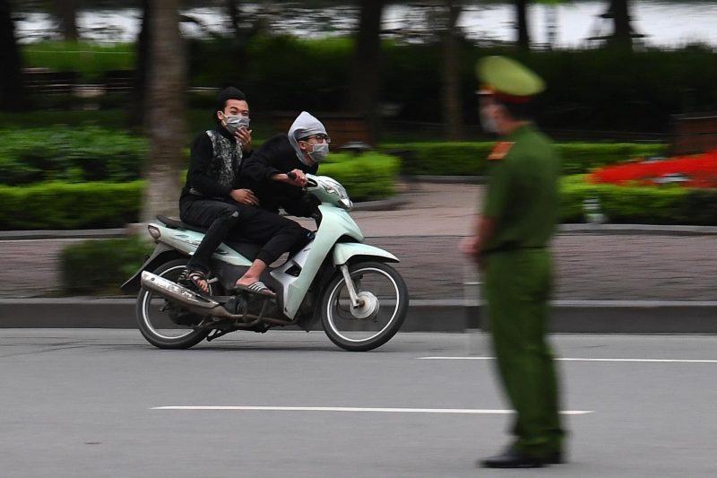 Hình ảnh trẻ trâu đi xe máy không đội mũ bảo hiểm