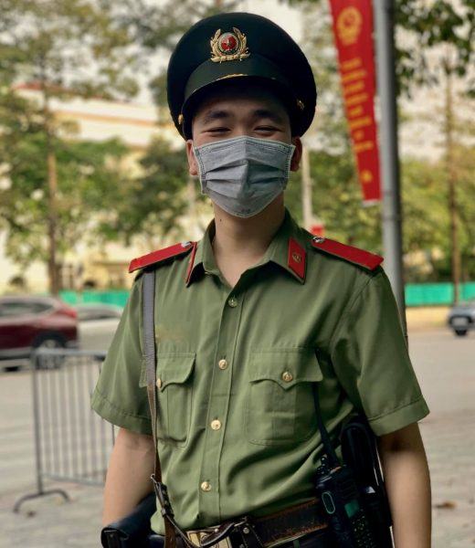 Hình ảnh chàng cảnh sát đẹp trai đeo mặt nạ