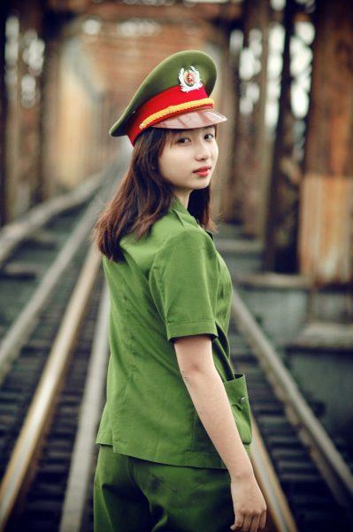 Chân dung nữ cảnh sát gây tò mò trên đường sắt