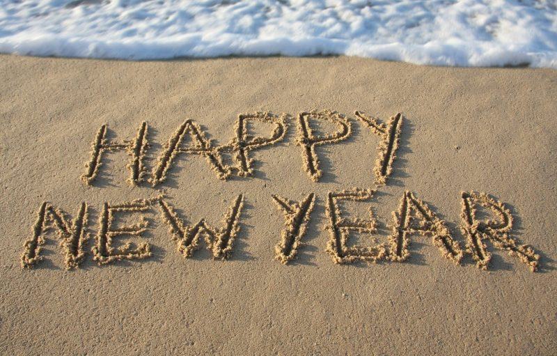 Văn bản ảnh chúc mừng năm mới trên bãi biển