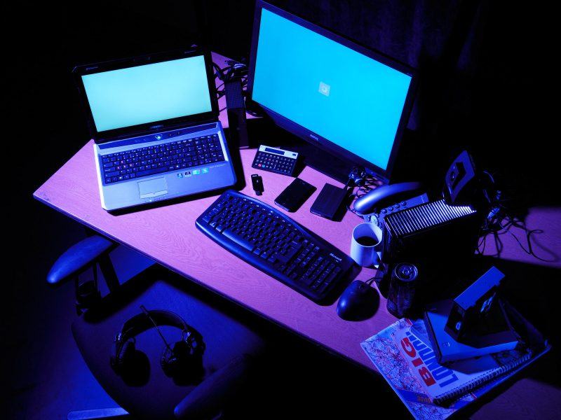 hình ảnh máy tính và máy tính xách tay nền đen