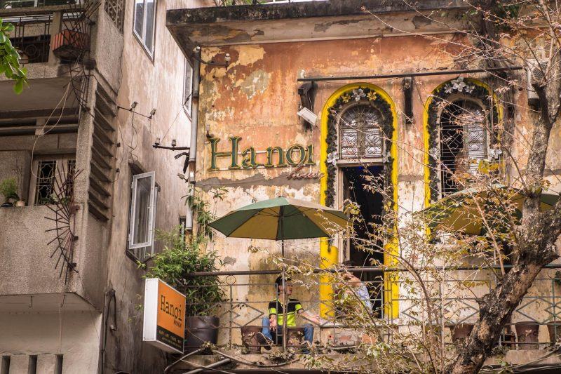 Hình ảnh một quán cà phê cổ ở Hà Nội