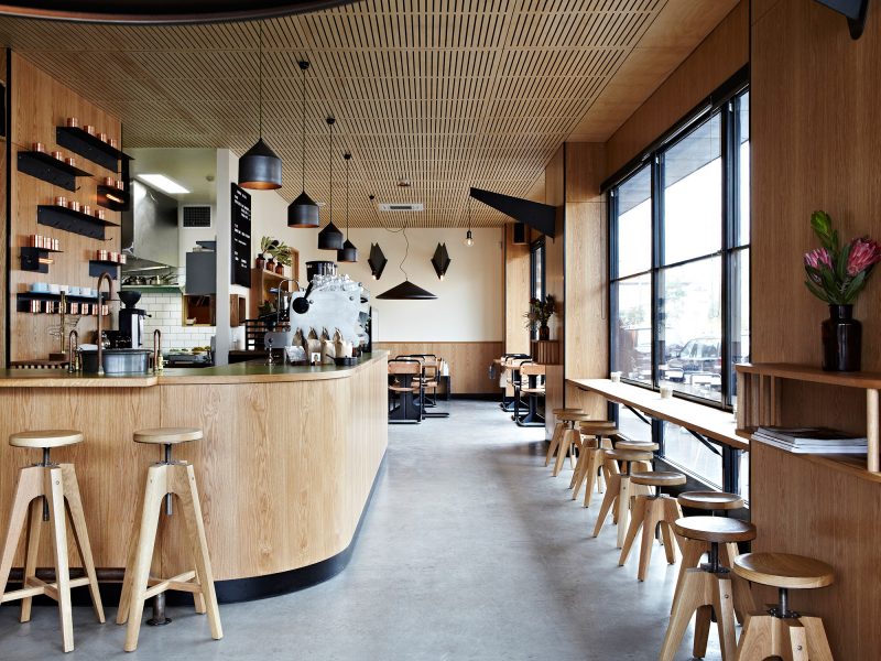 Hình ảnh quán cà phê đầy ghế gỗ