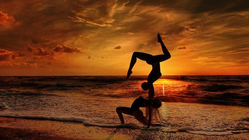 hình ảnh yoga và mặt trời mọc trên biển