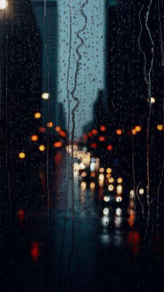 hình ảnh mưa vào ban đêm nước mưa chảy trên tường kính
