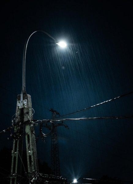 hình ảnh mưa đêm và cột điện