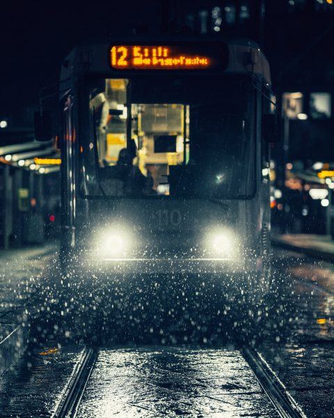 Hình ảnh cơn mưa đêm ở nhà ga