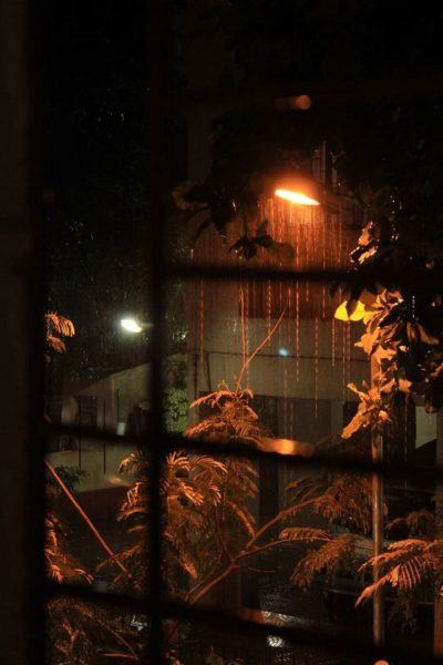 một hình ảnh của cơn mưa đêm qua qua cửa sổ