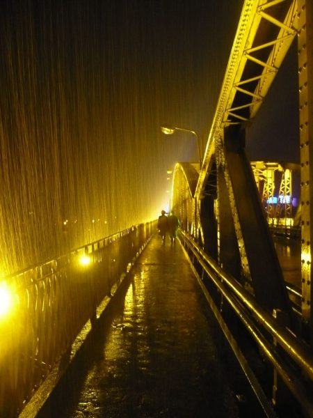 Hình ảnh mưa đêm trên cầu