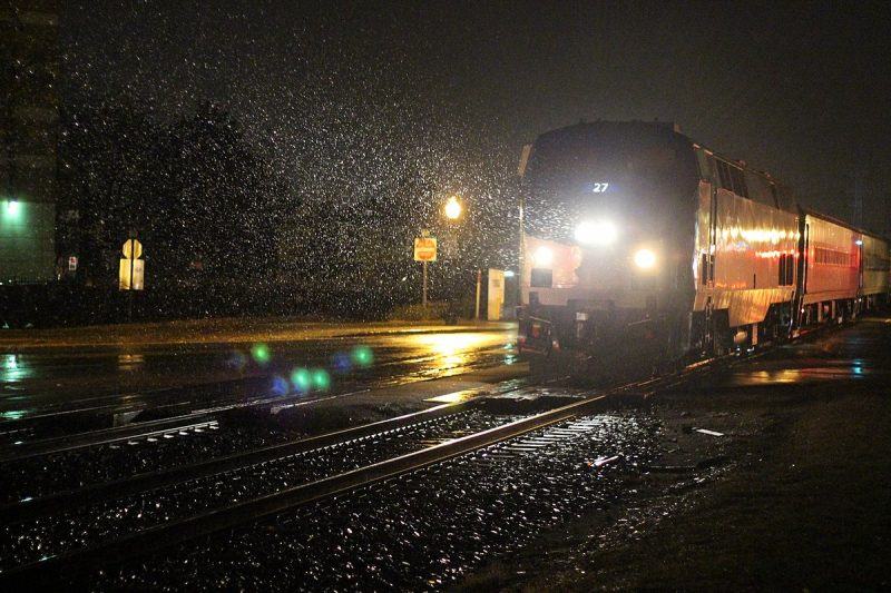 một bức tranh về một cơn mưa đêm và một chuyến tàu nhanh