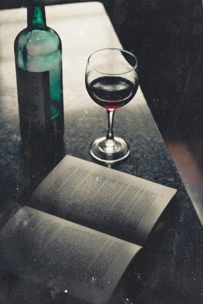 một ly rượu buồn và một cuốn sách
