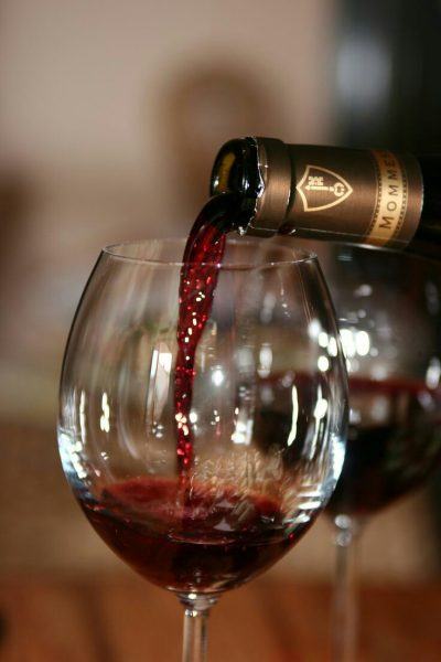 một hình ảnh của một ly rượu vang đỏ