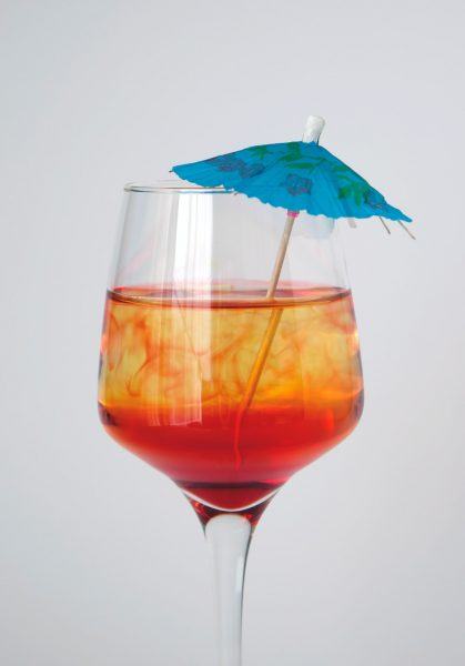 hình ảnh ly rượu và chiếc ô màu xanh