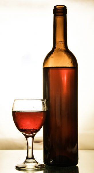hình ảnh của ly rượu và chai