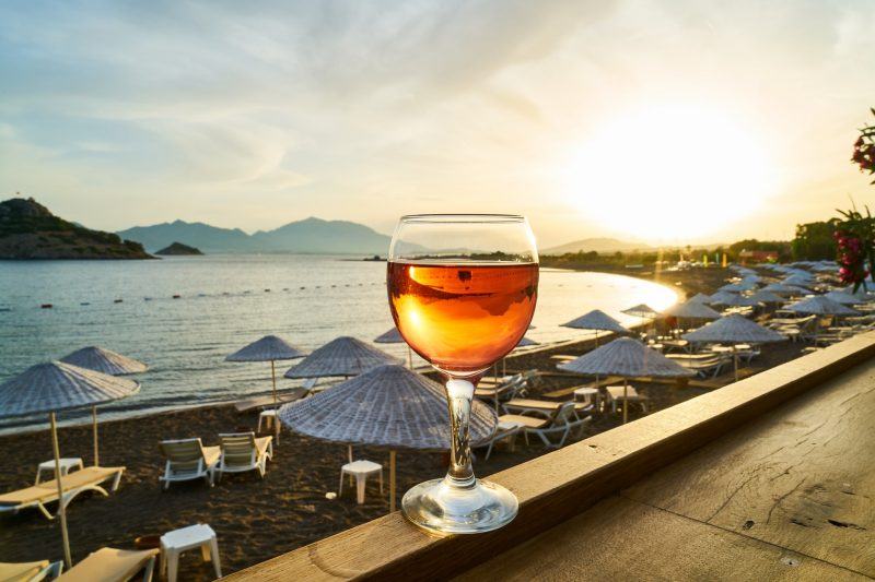 một ly rượu vang và một cảnh biển