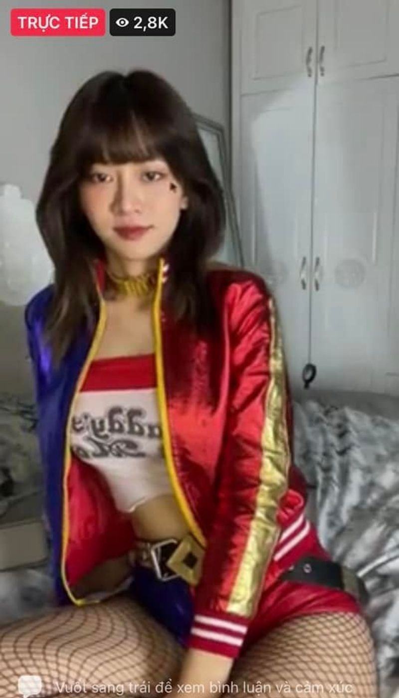 Lê Bông mặc cosplay đi du lịch