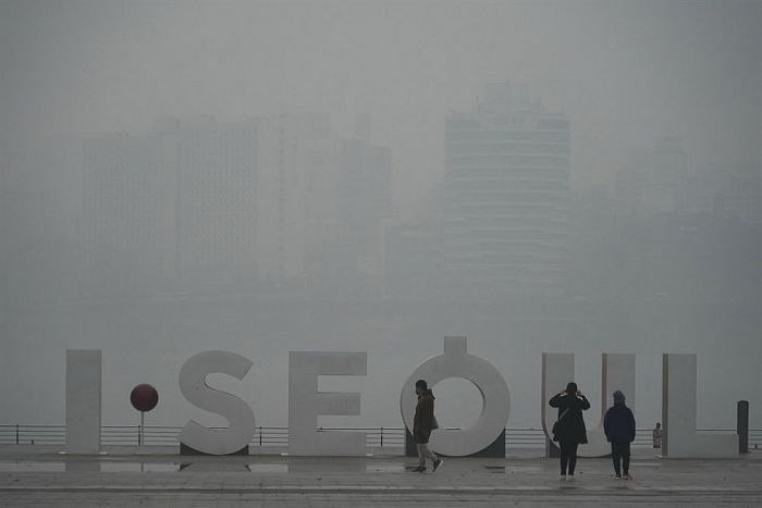 Thủ đô Seoul của Hàn Quốc với lớp bụi mịn dày đặc tạo thành sương mù