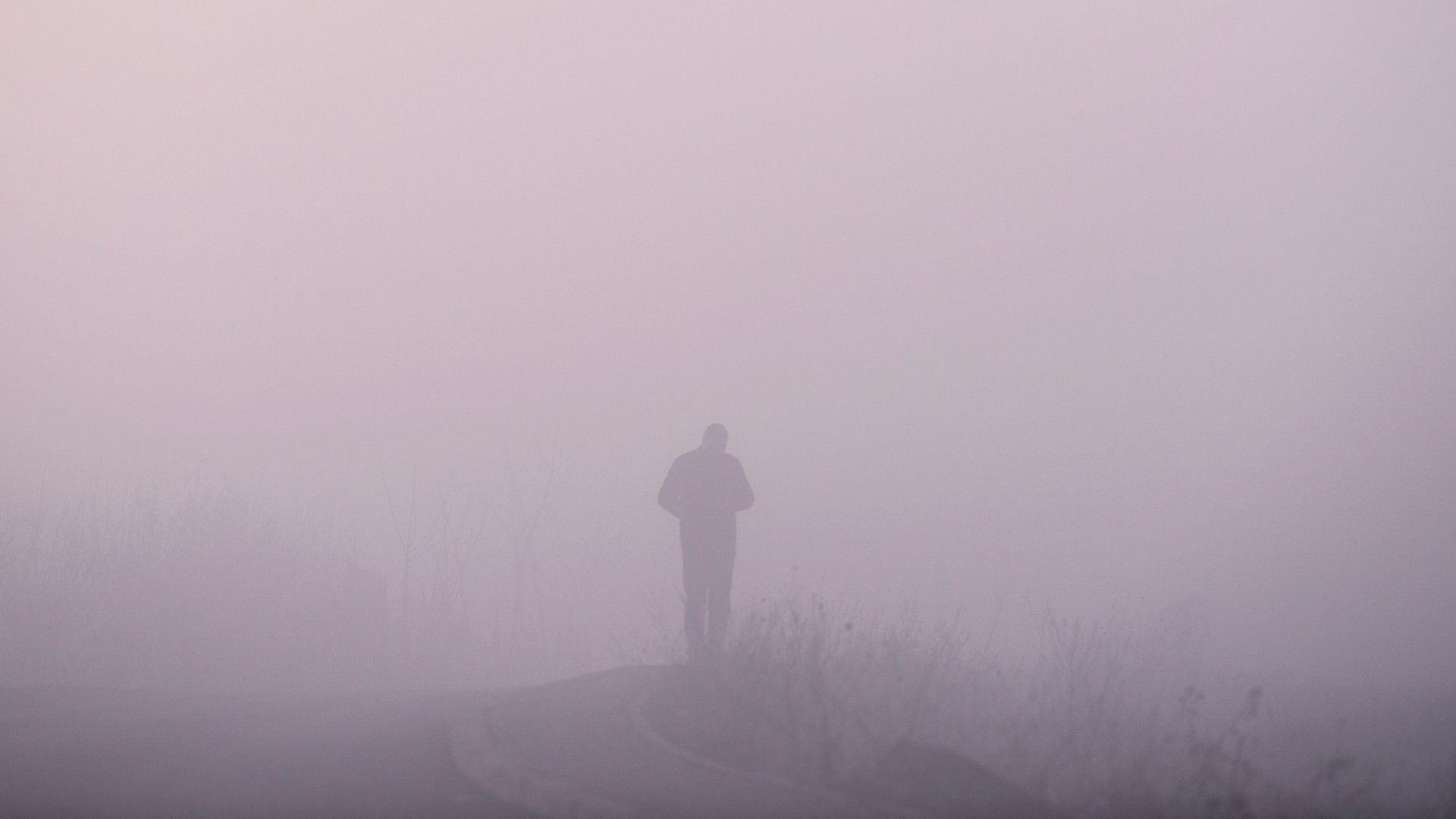 Hình ảnh một người đàn ông bị bao phủ trong màn sương mù dày đặc ở Pristina, Kosovo.