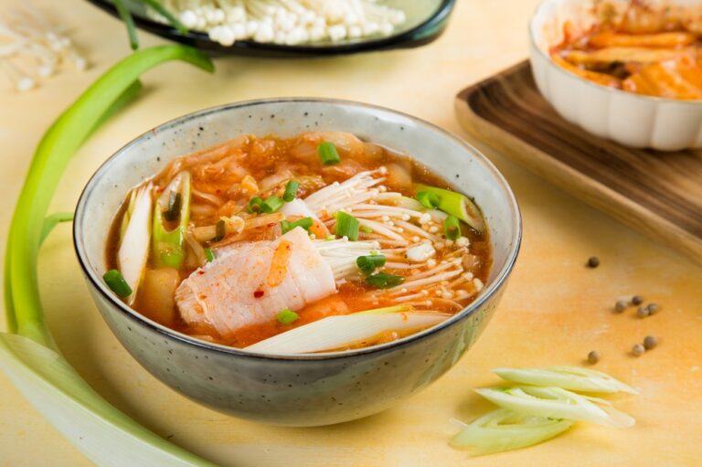 Cách nấu canh kim chi | Canh kim chi đậu phụ, thịt bò, thịt heo, chay, trứng