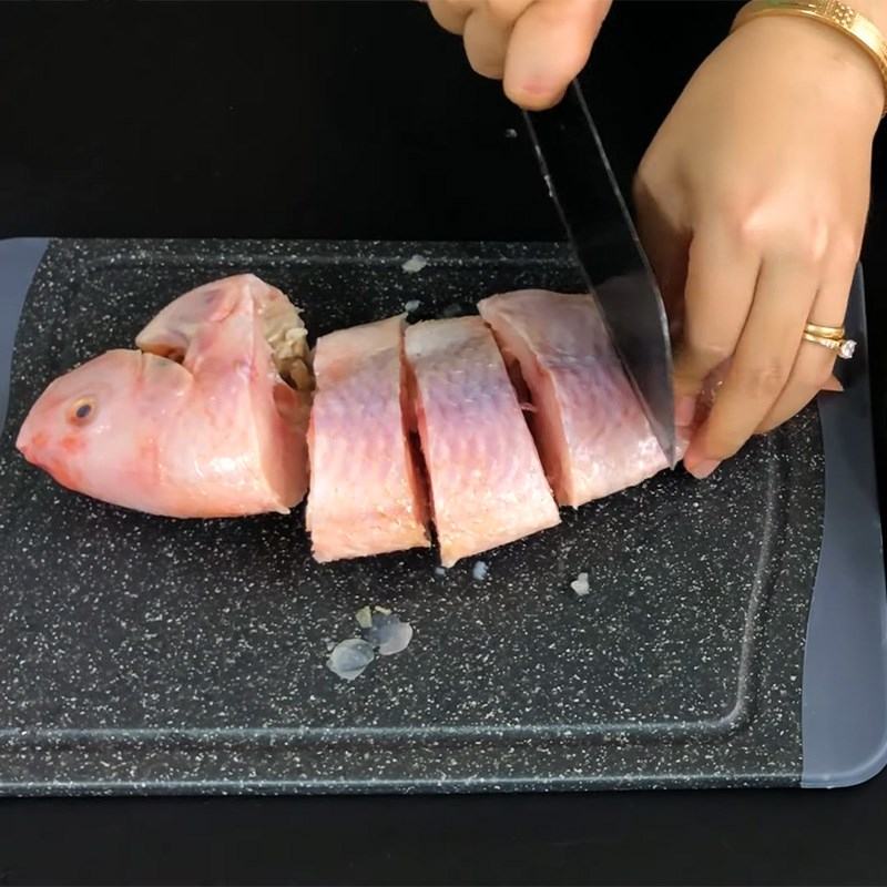 Chế biến món cá diêu ​​hồng kho dưa chua nổi tiếng 3