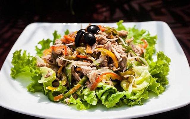 Cách làm salad cá ngừ dầu giấm 2