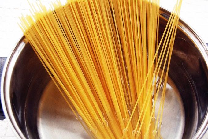 Spaghetti yokazinga ndi ng'ombe 1