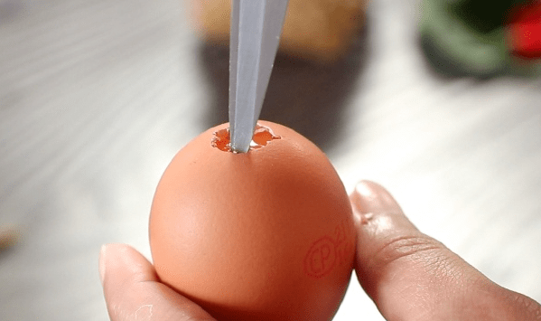 Cách làm trứng gà rán không bị trào 1
