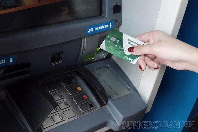 Kiểm tra phí thường niên tại máy ATM