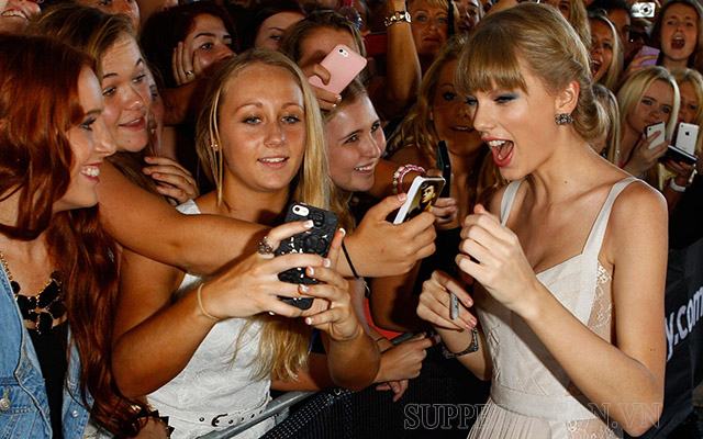Nữ ca sĩ Taylor Swift và người hâm mộ