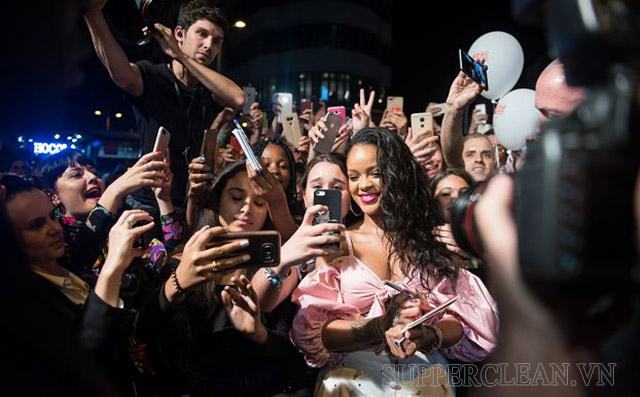 Rihanna và những người hâm mộ hải quân