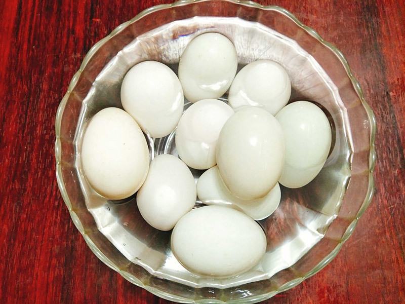 Cách cho ăn trứng vịt lộn 3