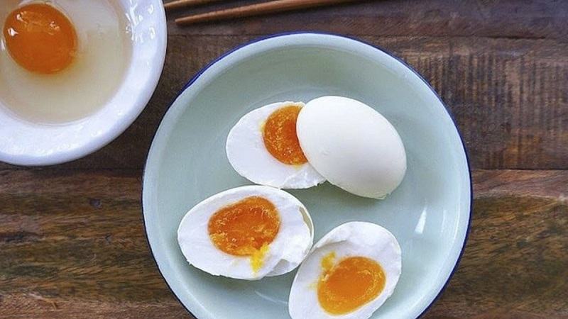 Cách cho ăn trứng vịt lộn 7