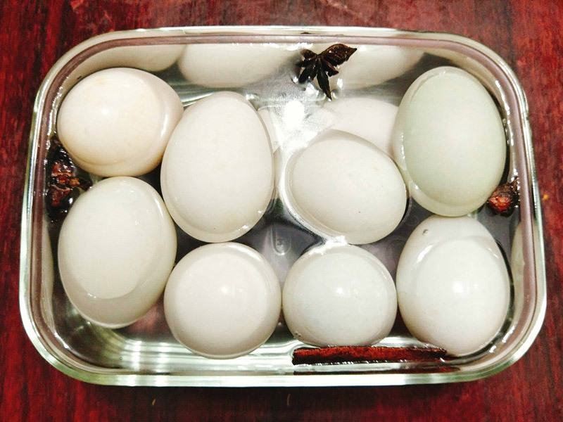 Cách cho ăn 5 quả trứng vịt lộn