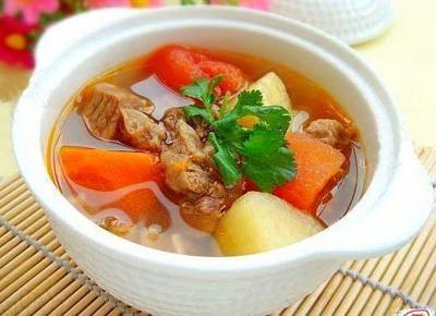 Cách nấu canh thịt bò với cà chua, rau răm, nấm và khoai tây lạ mà ngon